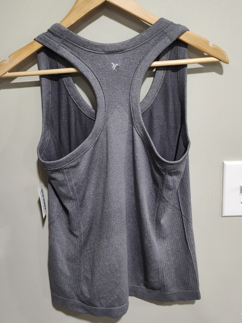 Old Navy Women's Fluid Seamless Fitted Tank Top, Go-Dry, Gray, Size Medium NWT - Picture 6 of 10
